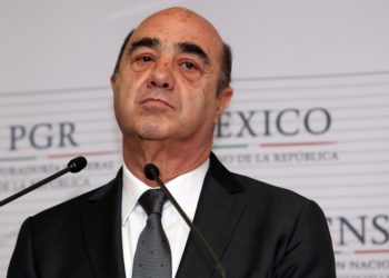 Elementos de la FGR detienen a Murillo Karam por delito de desaparición forzada en caso Ayotzinapa