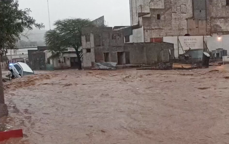 Rescatan cuerpos de emergencia a 11 personas con vida en intensa tormenta en Nogales; se reportan tres fallecimientos