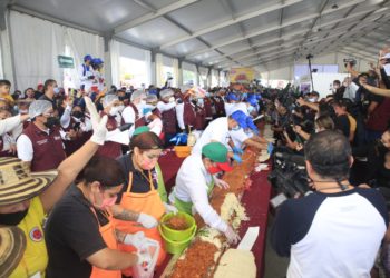 Rompen récord de la torta más grande del mundo