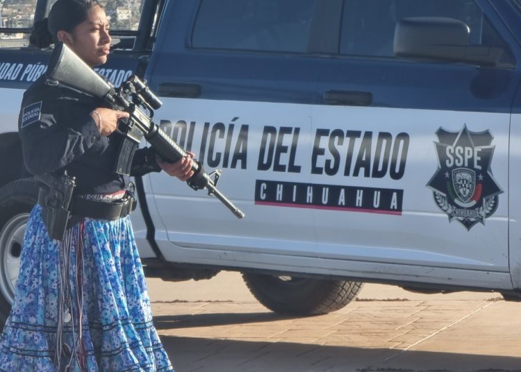 Mujer rarámuri cumple su sueño de ser policía estatal en Chihuahua