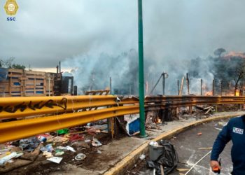 Sofocan incendio en zona de viviendas de la Álvaro Obregón