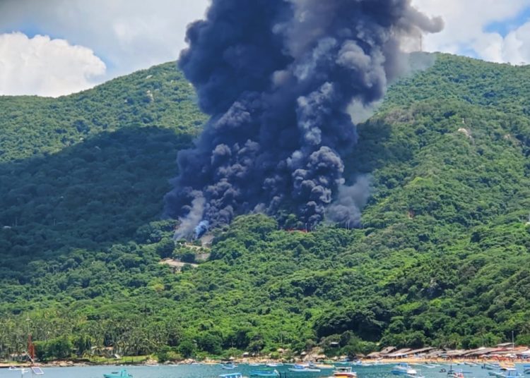 Explota pipa de combustible en carretera escénica de Acapulco