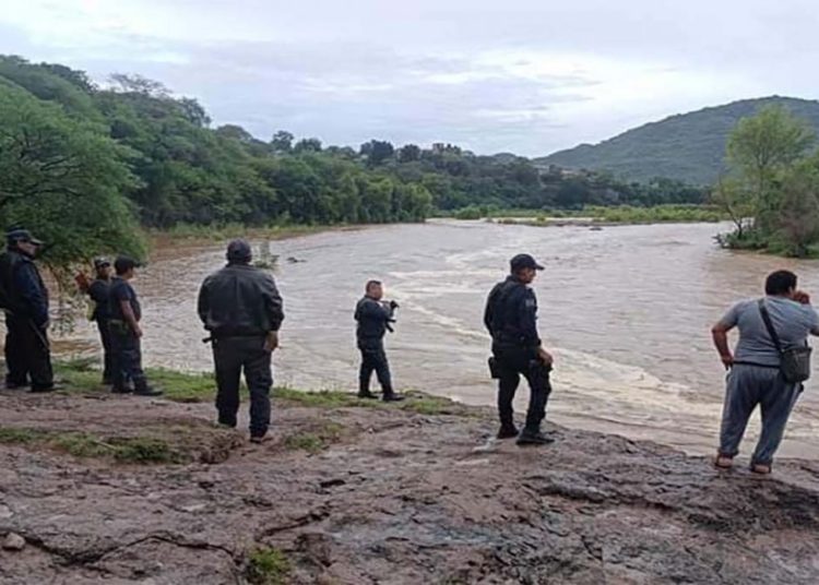 Activa CEPCO brigadas de emergencia en San José Ayuquila para localizar a personas que fueron arrastradas por el río