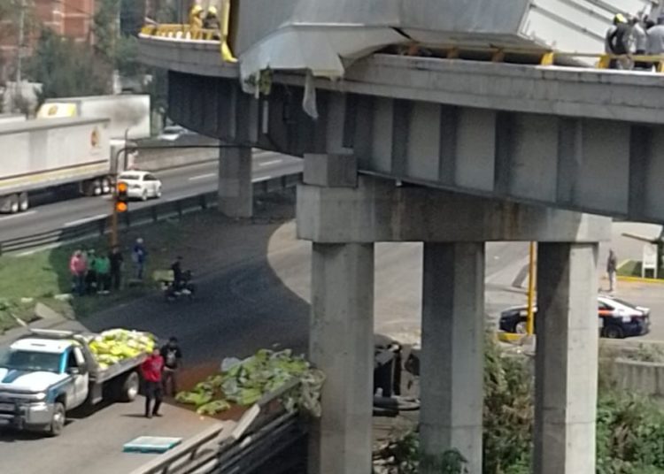 Vuelca tráiler en la lateral en la gasa de salida del Circuito Exterior Mexiquense