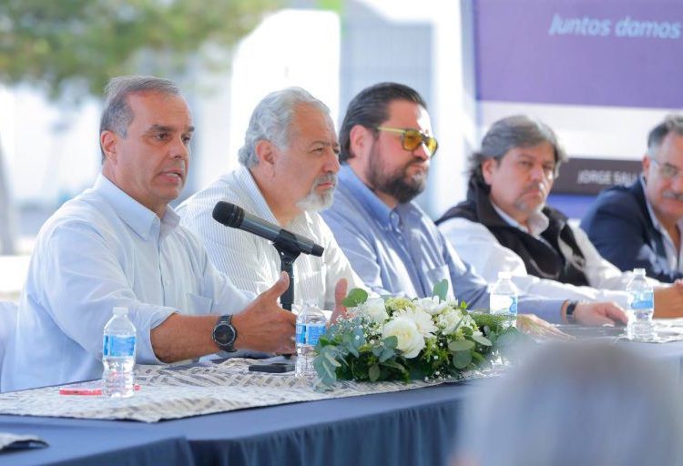 Beneficia DIF de Monterrey con agua potable a 10 colonias de difícil acceso