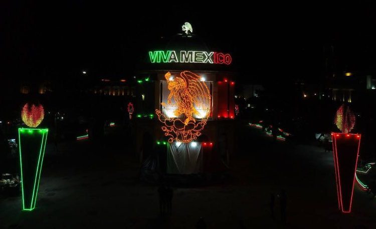 Avanza Municipio con la instalación de alumbrado patrio