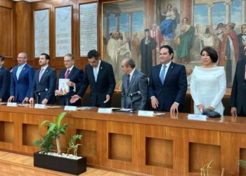 Entrega Luis Felipe Puente a diputados 5to Informe de Gobierno de Alfredo del Mazo