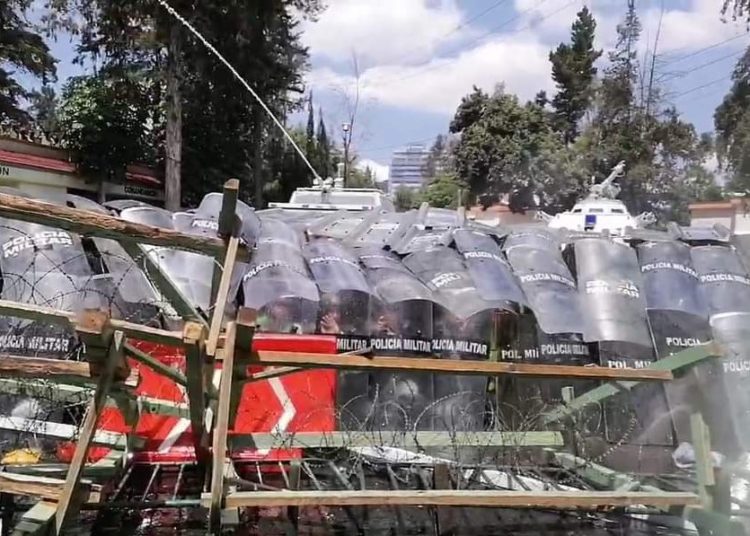 Se enfrentan normalistas y Ejército con bombas molotov y gas lacrimógeno
