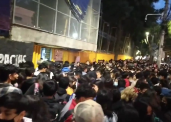 Encapuchados toman Prepa 5 de la UNAM, alumnos no pueden ingresar a clases