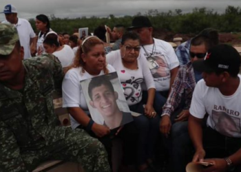 Familiares hacen misa por mineros atrapados desde hace 32 días