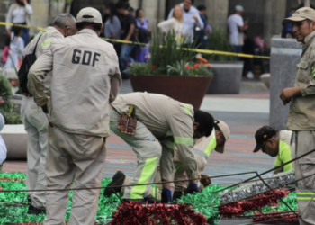Avanza instalación de alumbrado por fiestas patrias en el Zócalo de CDMX