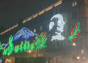 Claudia Sheinbaum realiza encendido del alumbrado decorativo por fiestas patrias