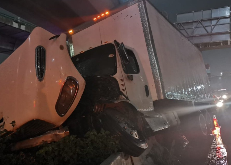 Cierran de manera parcial la México-Querétaro por accidente de camión