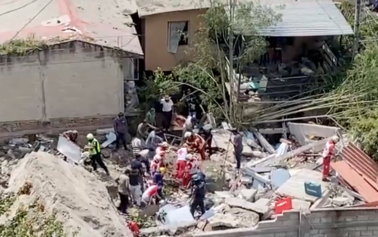 Rescatan a tres adultos y dos menores de derrumbe en Cuernavaca, hay dos muertos