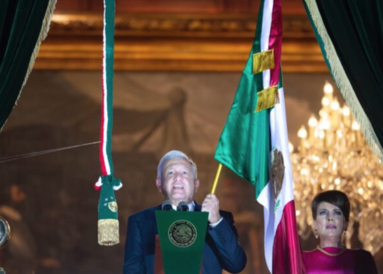 Muera el clasismo, el racismo y la corrupción, grita López Obrador en el Zócalo