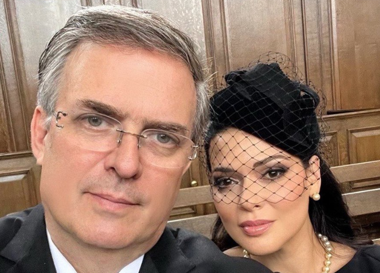 Tunden en redes sociales a Ebrard por tomarse selfie en funeral de la Reina Isabel II