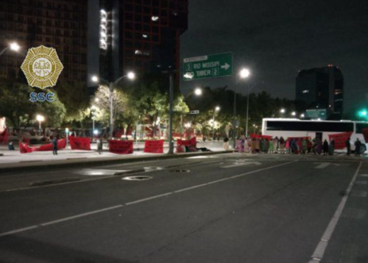 Persiste bloqueo en el cruce de Insurgentes y Reforma