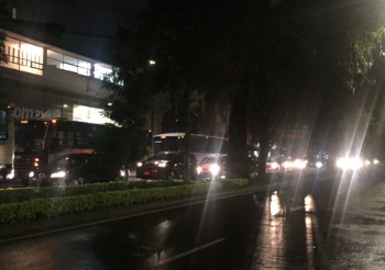 Se registra choque y volcadura en Universidad y Miguel Ángel de Quevedo