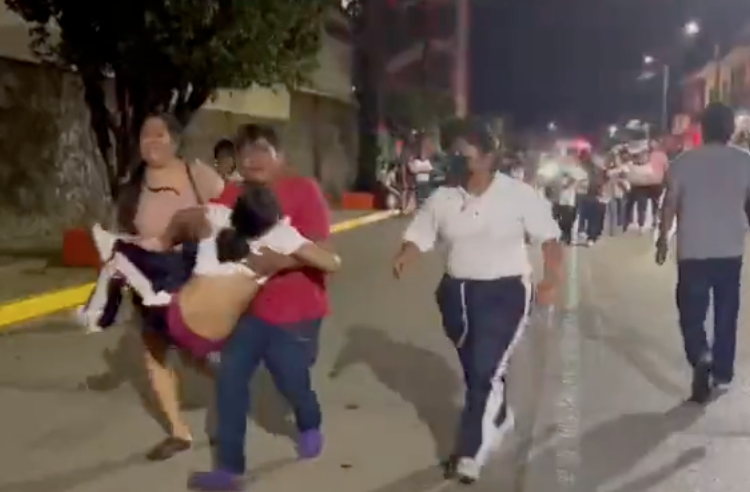 Alarma en secundaria de Tapachula, se intoxican al menos 28 alumnos