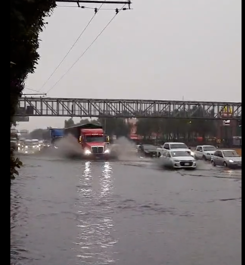 Lluvias dejan inundaciones y charcos en la GAM e Iztapalapa