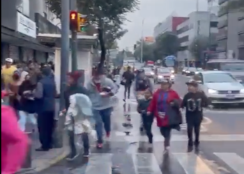 Seguidores de Grupo Firme dan ‘portazo’ para ingresar al Zócalo previo a concierto