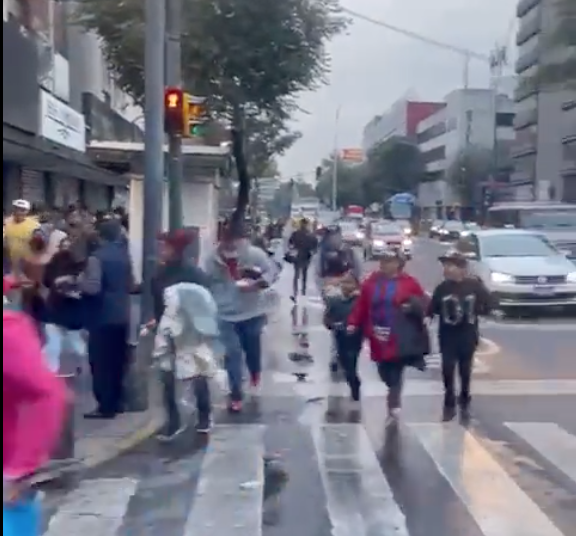 Seguidores de Grupo Firme dan ‘portazo’ para ingresar al Zócalo previo a concierto