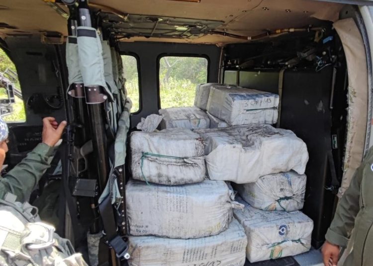 Ejército y Fuerza Aérea Mexicanos aseguran aeronave y posible cocaína en Chiapas