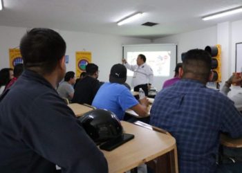 Certifican a más de 170 motociclistas repartidores en Torreón