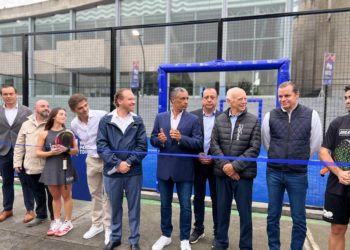 Alcalde de Benito Juárez inaugura la primera cancha de pádel