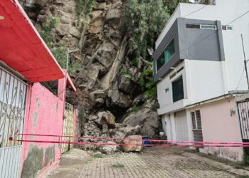 Protección Civil de Ecatepec atiende deslave que afectó una vivienda construida zona de alto riesgo; no hay lesionados