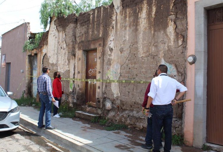 Brinda alcalde protección a familias con viviendas en riesgo de derrumbe