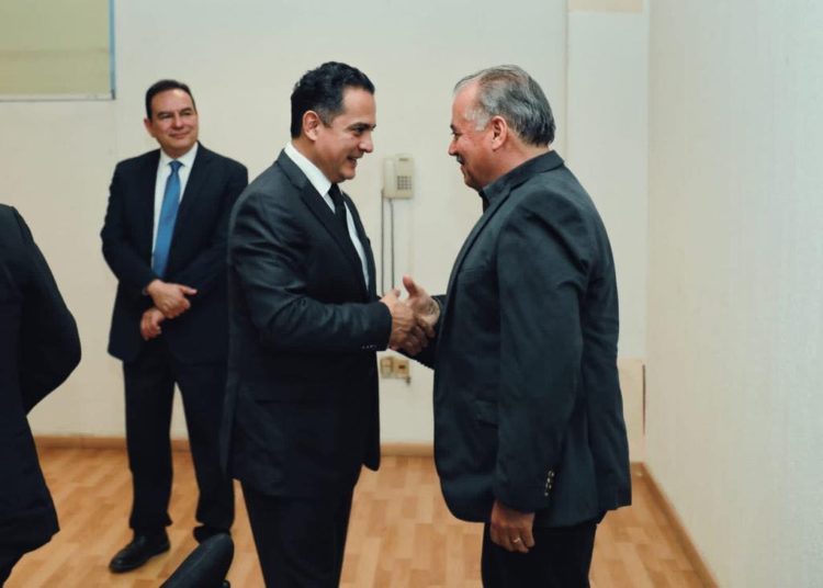 Analiza alcalde de Chihuahua problemática del agua potable