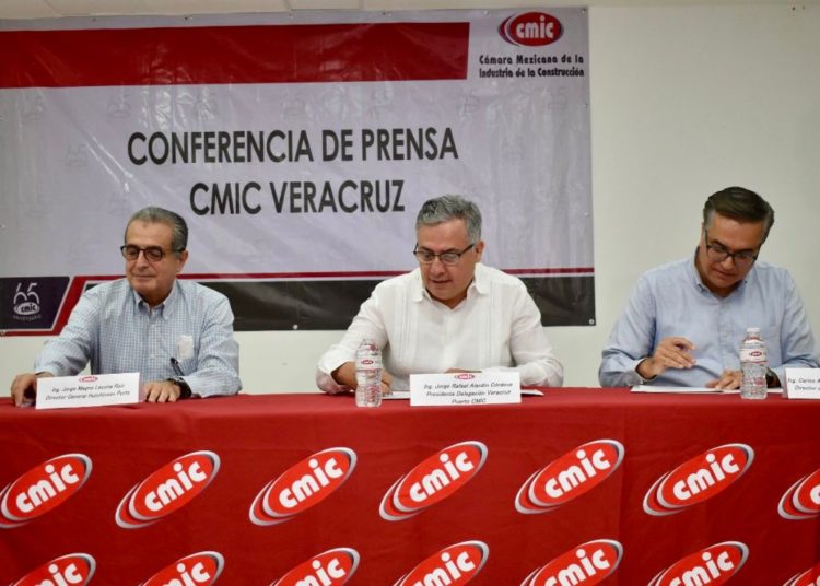 Firma Hutchison Ports convenio de colaboración con CMIC para capacitar a su plantilla de empleados