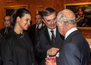 Tras críticas por selfie, Ebrard publica nueva foto con Rey Carlos III