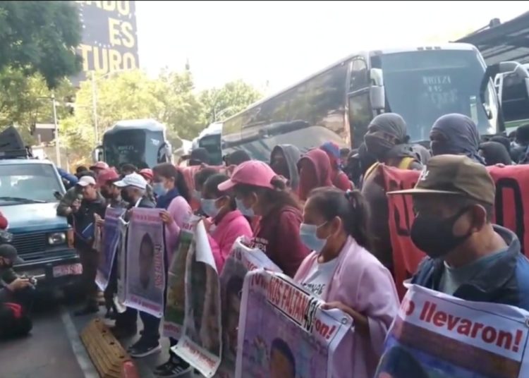 Familiares de normalistas de Ayotzinapa protestan frente a instalaciones de la FGR de la Ciudad de México