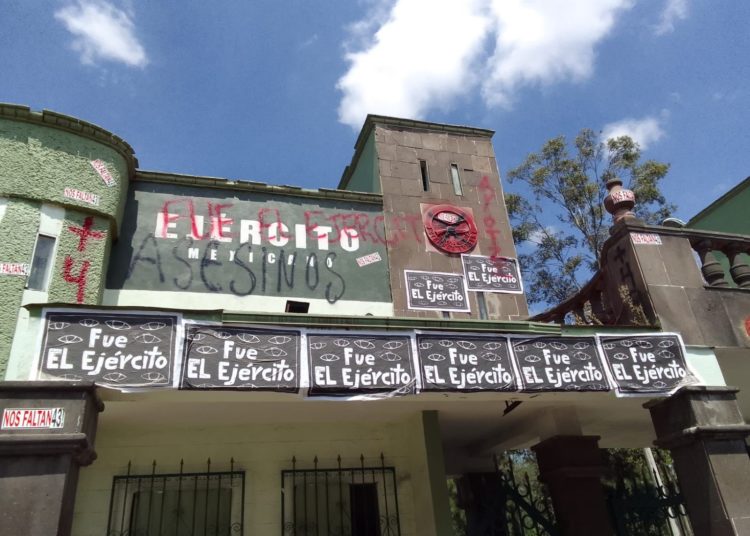 Estudiantes y familias de Ayotzinapa protestan en el Campo Militar Número 1 a 8 años de los hechos en Iguala