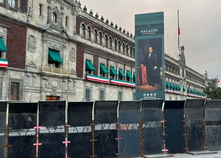 Protegen Palacio Nacional con vallas por marcha de Ayotzinapa