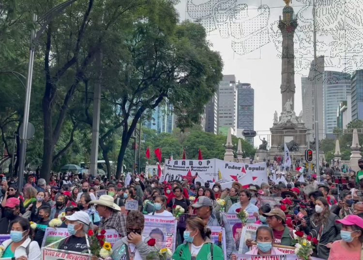 Inicia marcha de normalistas rumbo al Zócalo de CDMX.