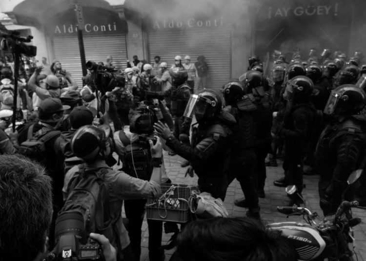 Se enfrentan policías y encapuchados en marcha por Ayotzinapa