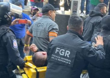 Normalistas lanzan piedras a policías en CDMX; hay cerca de 15 heridos