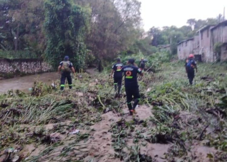 Buscan a persona arrastrada por crecida de río en Acapulco