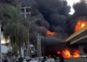Pipa de Pemex se impacta contra tren y provoca fuerte explosión en Aguascalientes