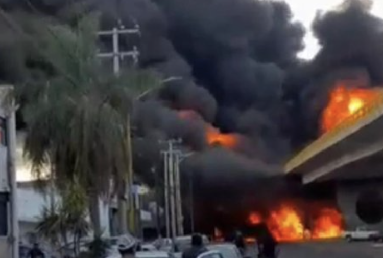 Pipa de Pemex se impacta contra tren y provoca fuerte explosión en Aguascalientes