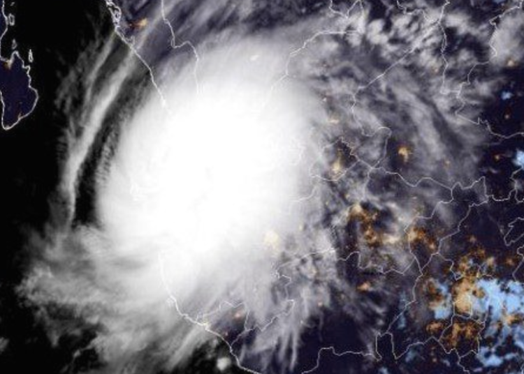 ‘Roslyn’ toca tierra en Santiago Ixcuintla, Nayarit, como huracán categoría 3