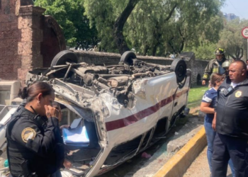 Aparatosa volcadura en Insurgentes Norte deja al menos 15 lesionados