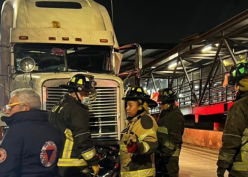 Accidente de tráiler afecta funcionamiento de Metrobús en Fco del Paso y Troncoso