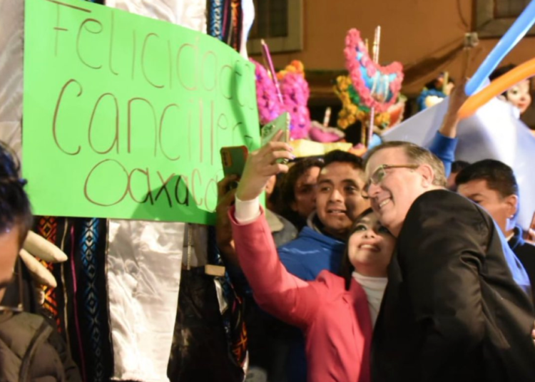 Arman pachanga afuera de Palacio Nacional por cumpleaños de Ebrard