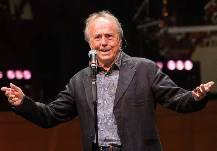 Serrat se despide de los escenarios con concierto gratuito en el Zócalo