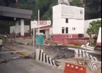 Se estampa tráiler sin frenos sobre varios autos en caseta de Autopista del Sol