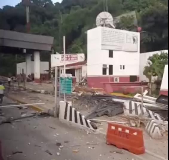 Se estampa tráiler sin frenos sobre varios autos en caseta de Autopista del Sol